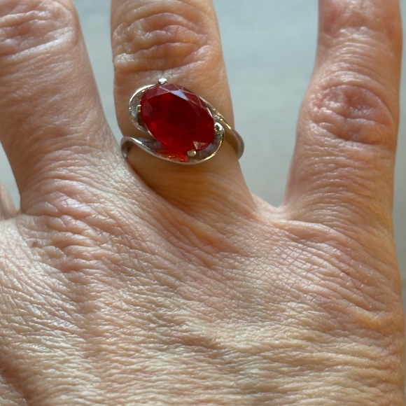 Vintage Elegant Red Gemstone Ring - Picture 5 of 7
